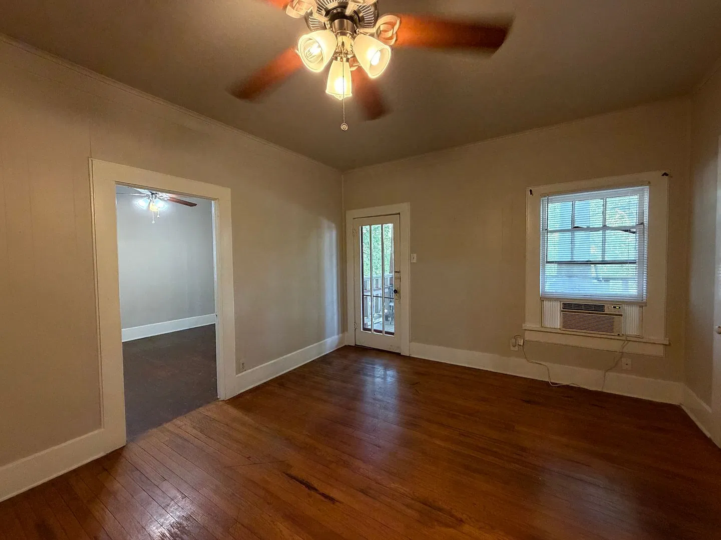 919.5 N Austin St — Photo 2