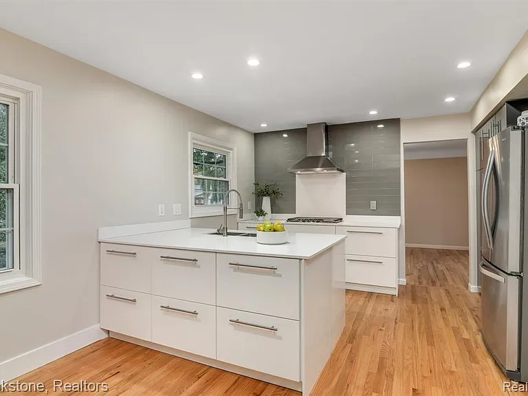 165 Woodedge Dr — Photo 4