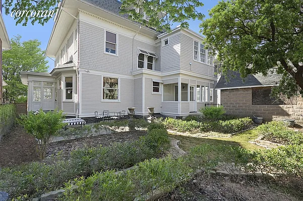 Sold by Compass | media 2