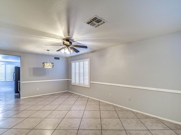 5th image of 704 W La Pryor Ln