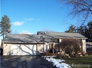 726 Estes Ct, Waterford, MI 48327
