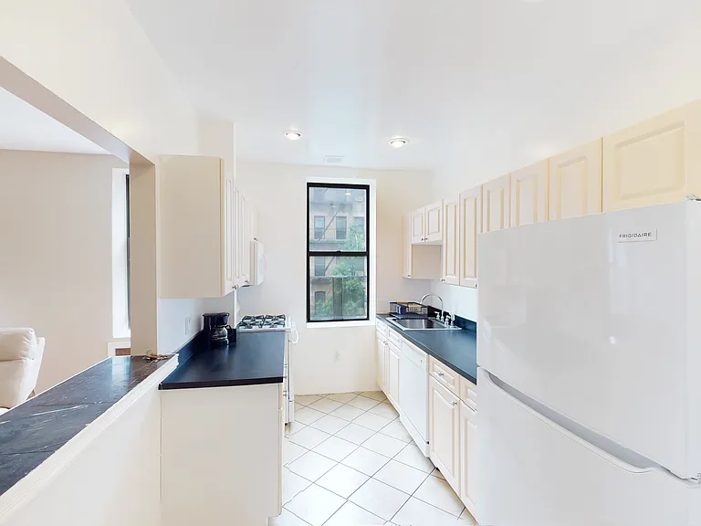 180 Claremont Ave #21 — Photo 10