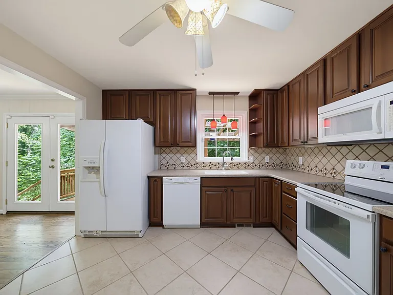 1003 Manchester Dr — Photo 10