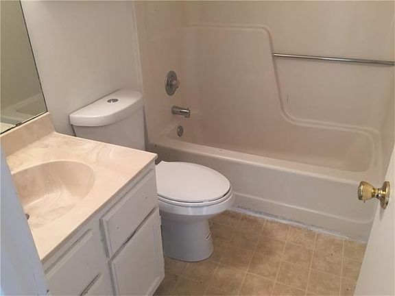 5th image of 1124/1126 Orchard Park Cir