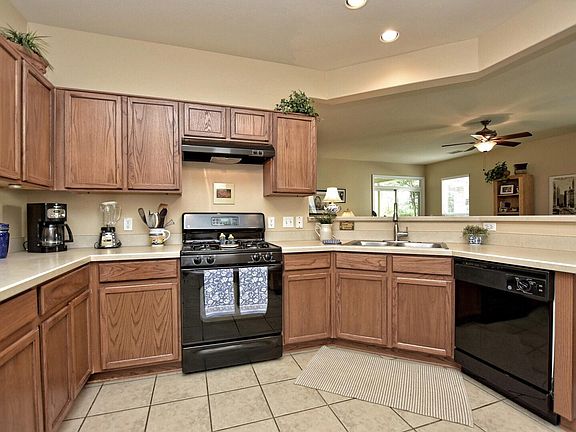 5th image of 306 Essex Ln