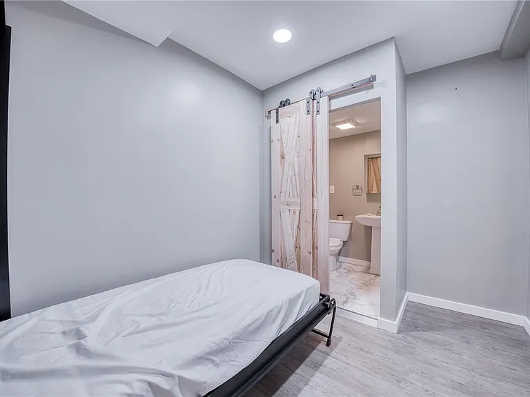 320 Fort Duquesne Blvd #4E — Photo 35