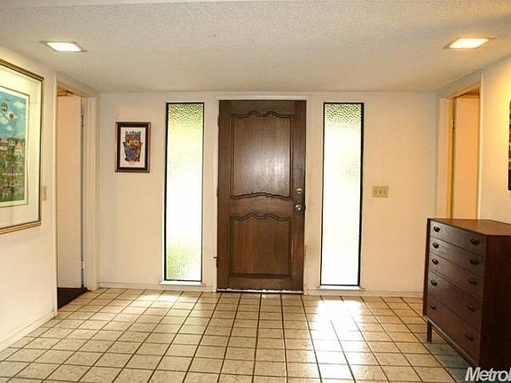 3rd image of 917 Commons Dr