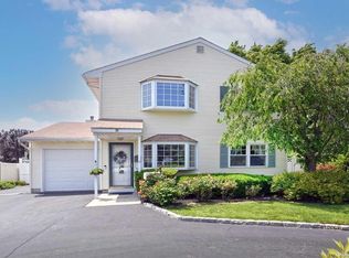 4 Powell Ct, Amityville, NY 11701
