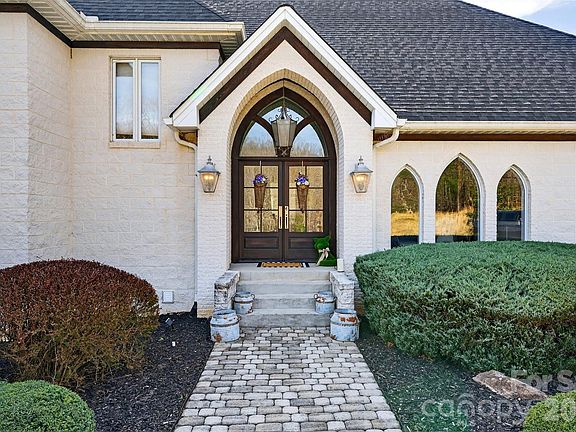 5th image of 300 Spring Hill Dr