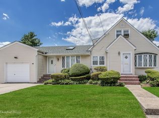 53 N Rockaway Ave, Lynbrook, NY 11563