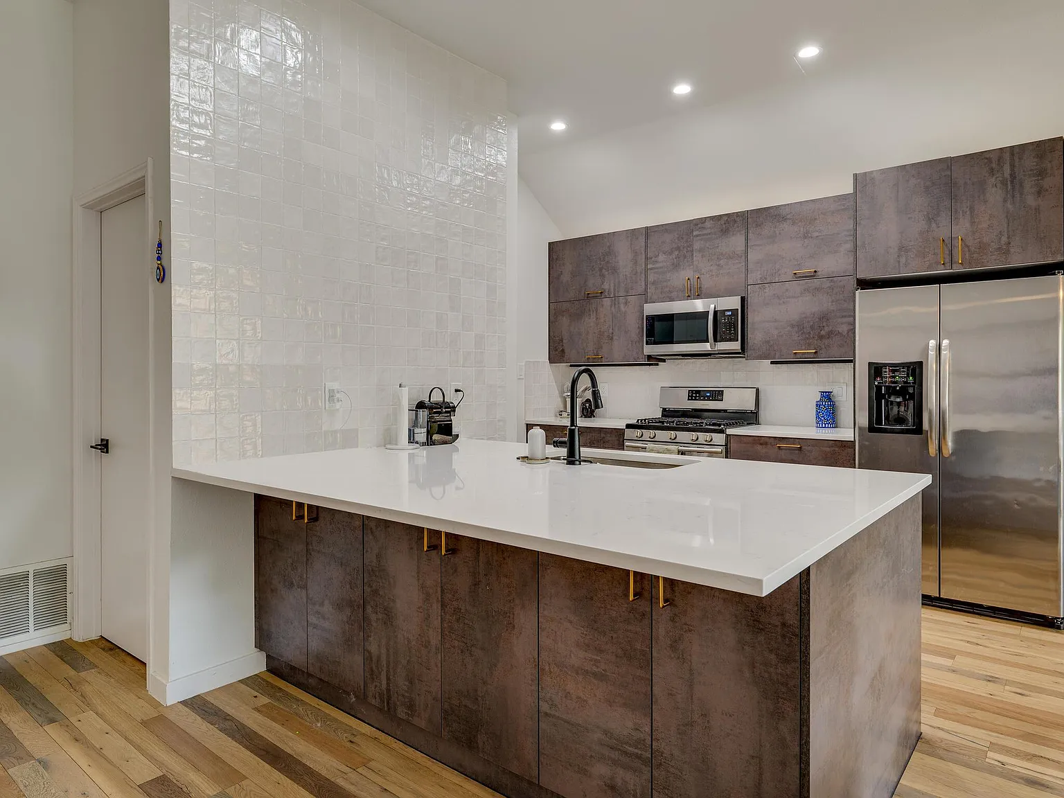 4 bed, 2.0 bath, 1369 sqft, $2,650 — Photo 3