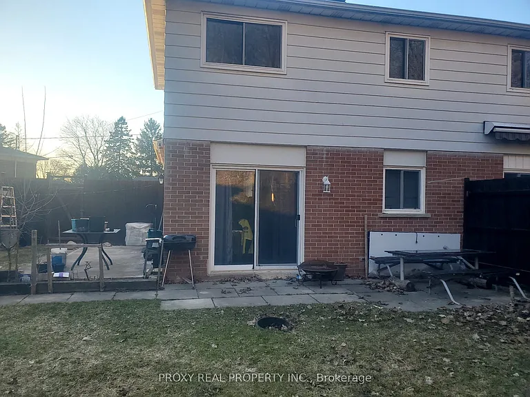785 Greenfield Cres — Photo 17