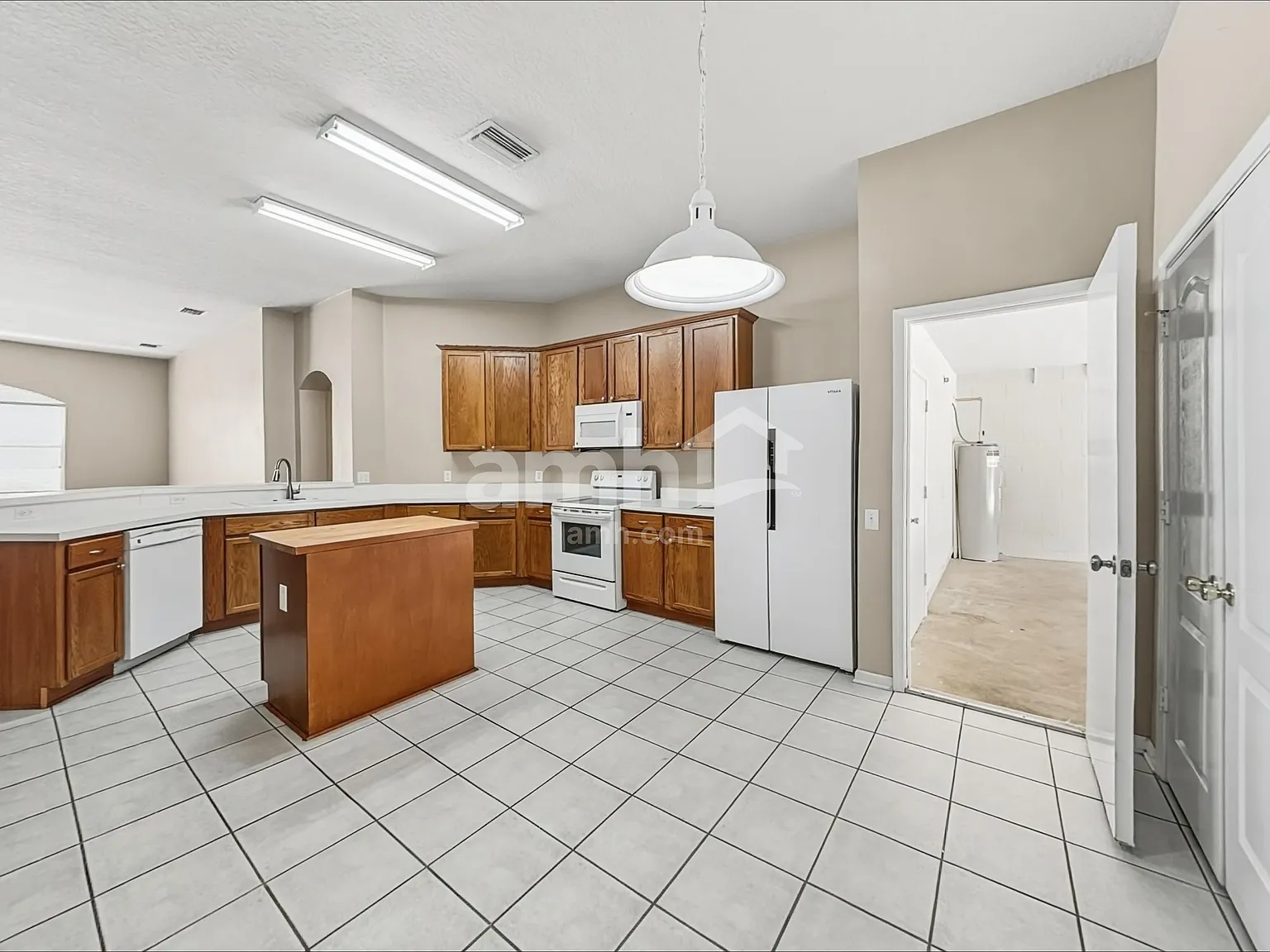 4 bed, 2.0 bath, 2534 sqft, $2,975 — Photo 4