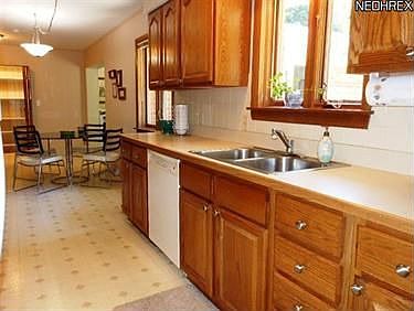4th image of 5122 Douglas Dr