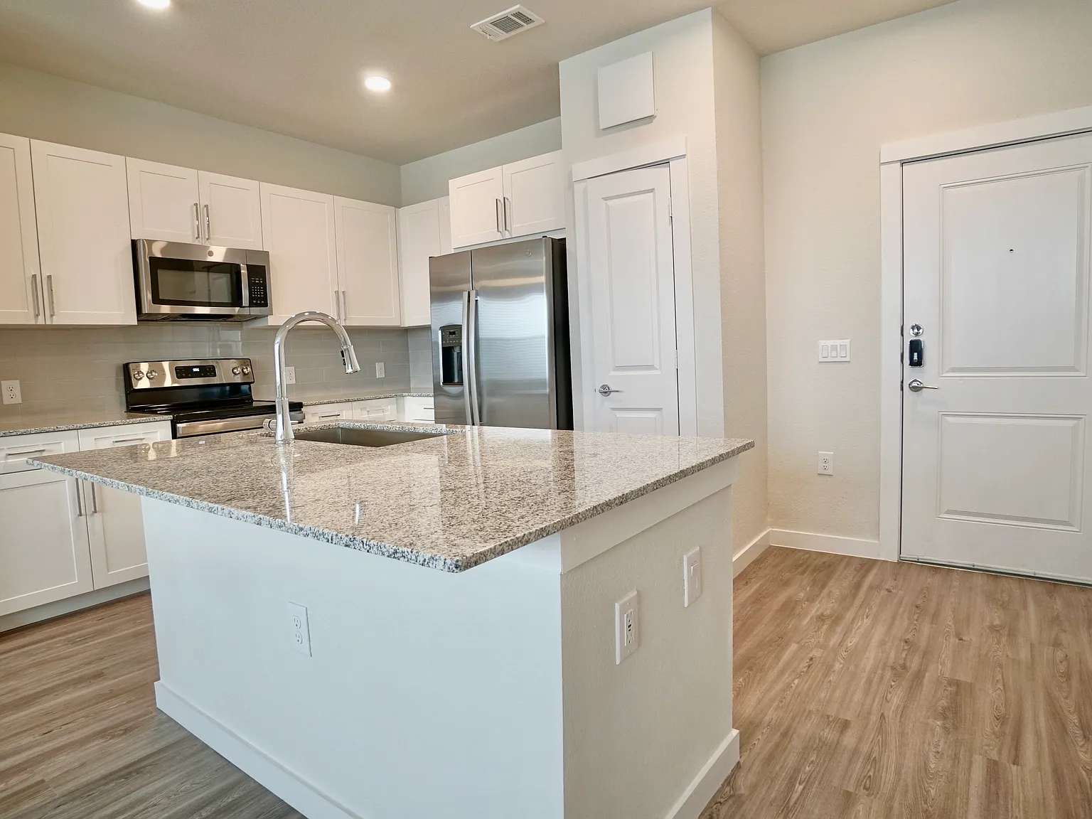 2 bed, 1180 sqft, $1,350 — Photo 3