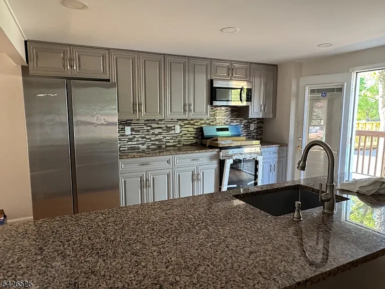 87 Fairview Ave — Photo 3