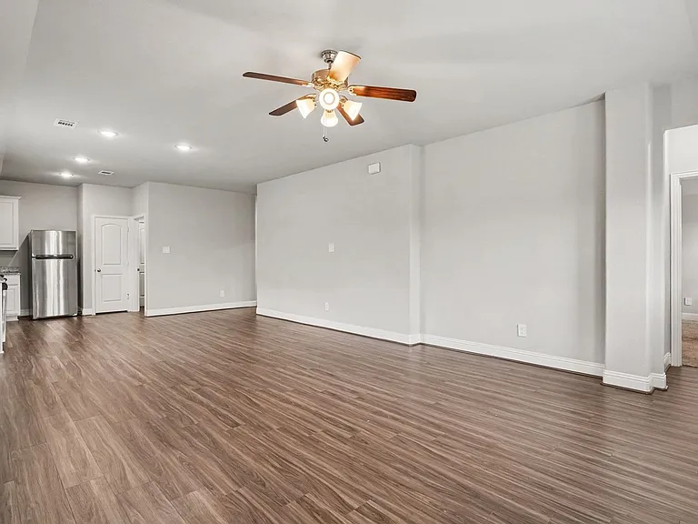 1425 Waverley Dr — Photo 9