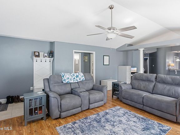 5th image of 404 Elsmore Drive