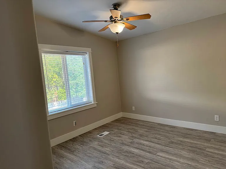 2557 E Beacon Light Rd — Photo 12