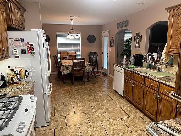Kitchen /dining 