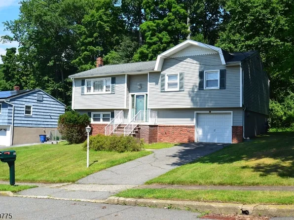 17 Stafford Dr, Wanaque Boro, NJ 07465