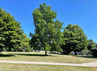 416 Corning Ave, Frankfort, MI 49635