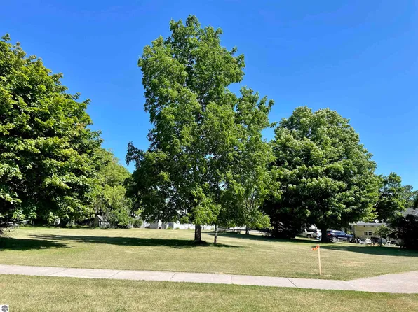 416 Corning Ave, Frankfort, MI 49635