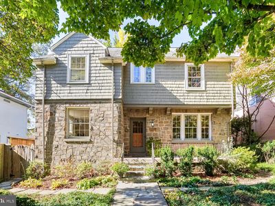 2560 36th St NW, Washington, DC, 20007