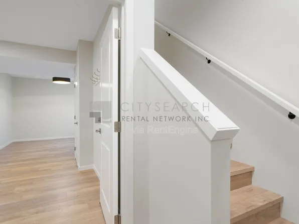 31 Royston Way NW, Calgary, AB T3L 0J9