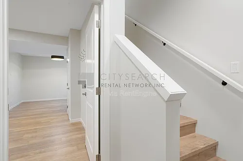 31 Royston Way NW Photo 1