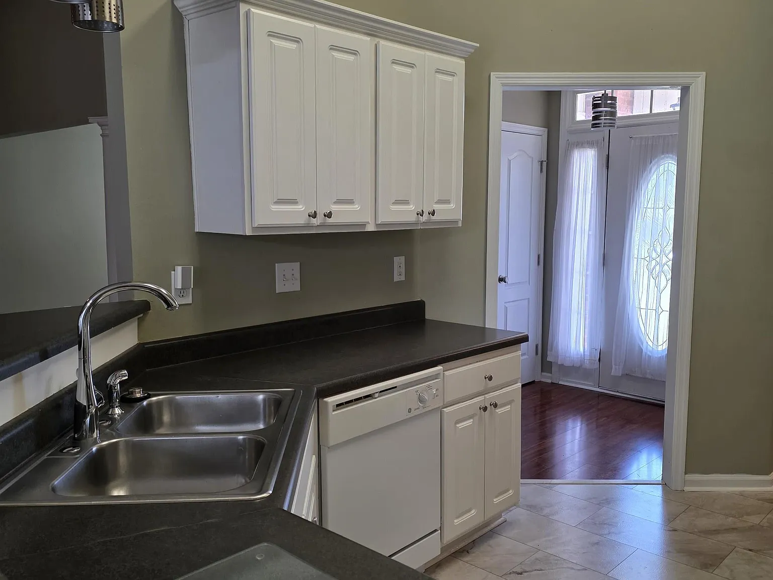 3 bed, 2.0 bath, 1755 sqft, $2,000 — Photo 4