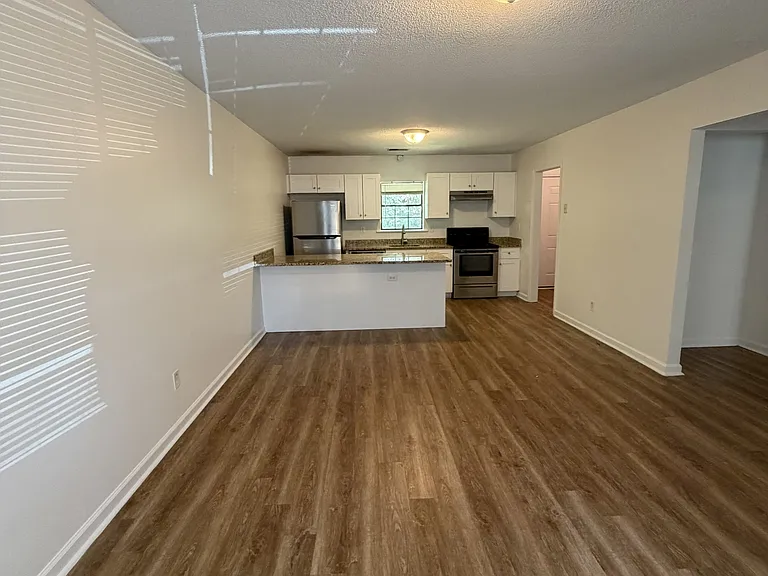 166 Edwards St SE #3 — Photo 1