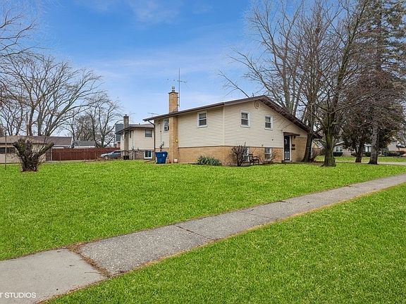 3rd image of 16742 Butterfield Dr