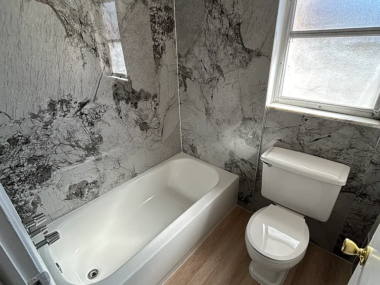 Lennox Court Apartments — Photo 7