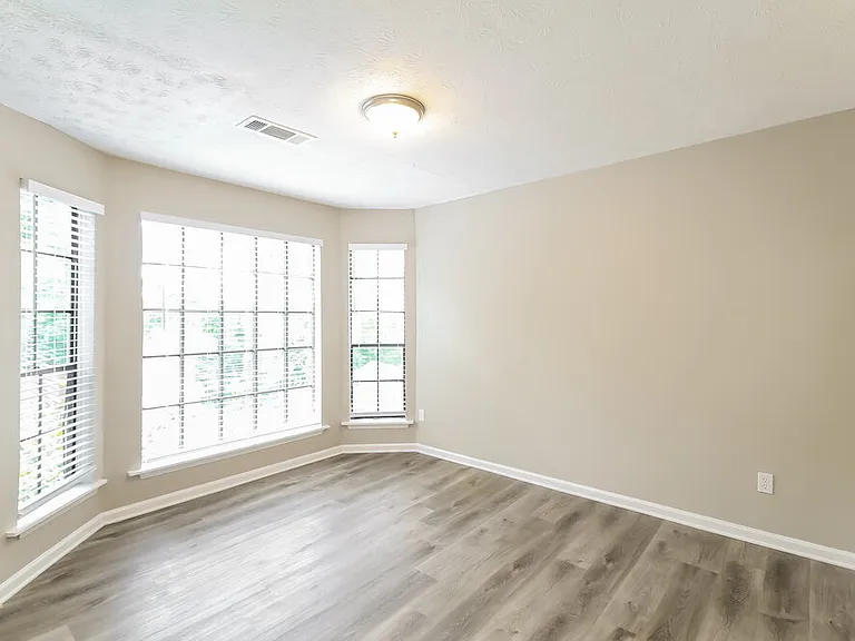 1097 Williamsburg Ln — Photo 13