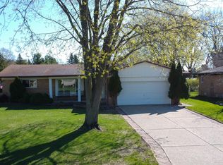 129 Pleasant Lake Dr, Waterford, MI 48327