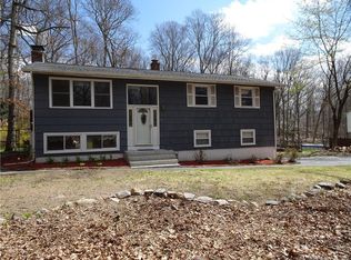 15 Pheasant Run Dr, Gales Ferry, CT 06335