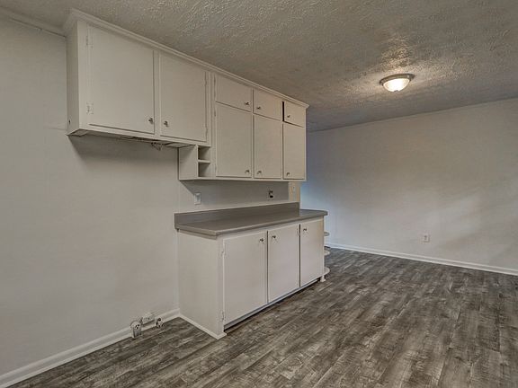 4th image of 992 Locust Dr NE