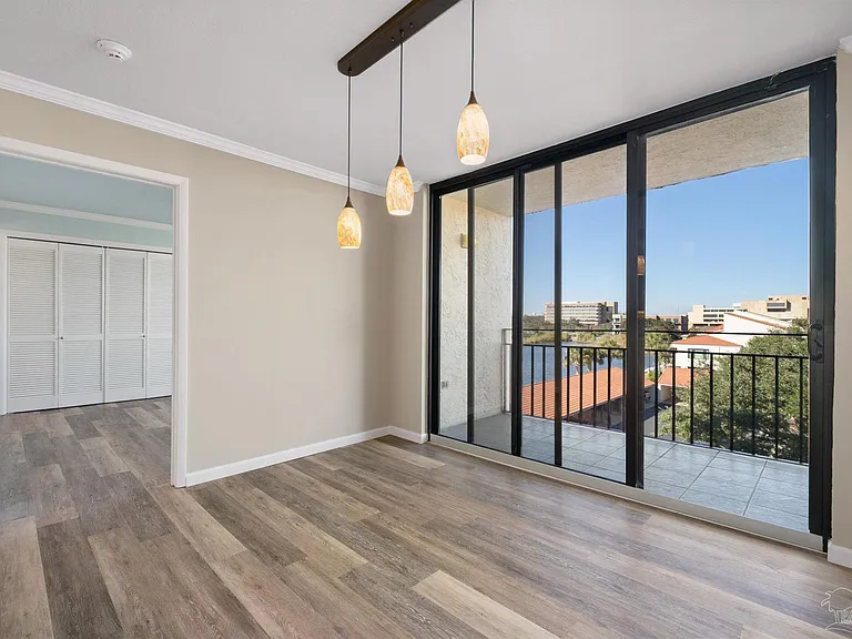 402 Port Royal Way — Photo 9
