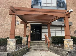 1811 Four Lakes Ave APT 3B, Lisle, IL 60532