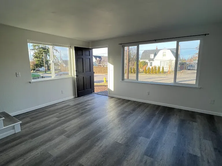 902 E Division St — Photo 2