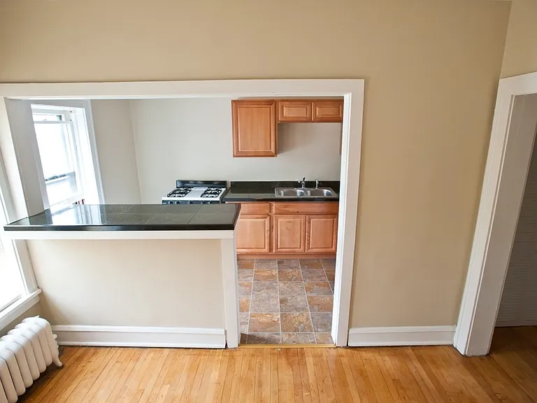 $1085 1 BR, 1 BA Apartment, Heat Included, Free Laundry - 1603 N Van Buren — Photo 13