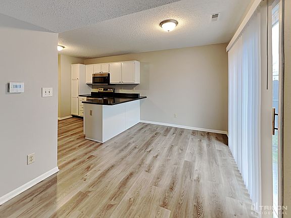 3rd image of 10402 Draycott Ave