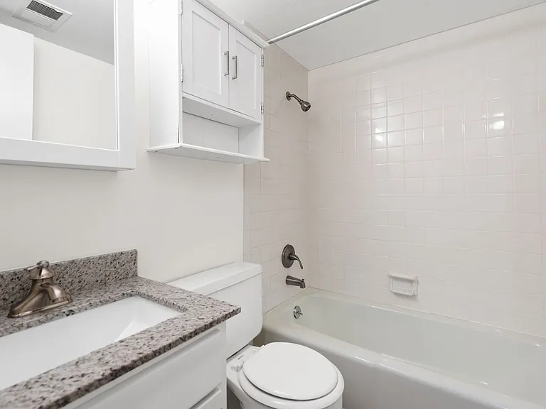 Lakemont Apartments — Photo 31