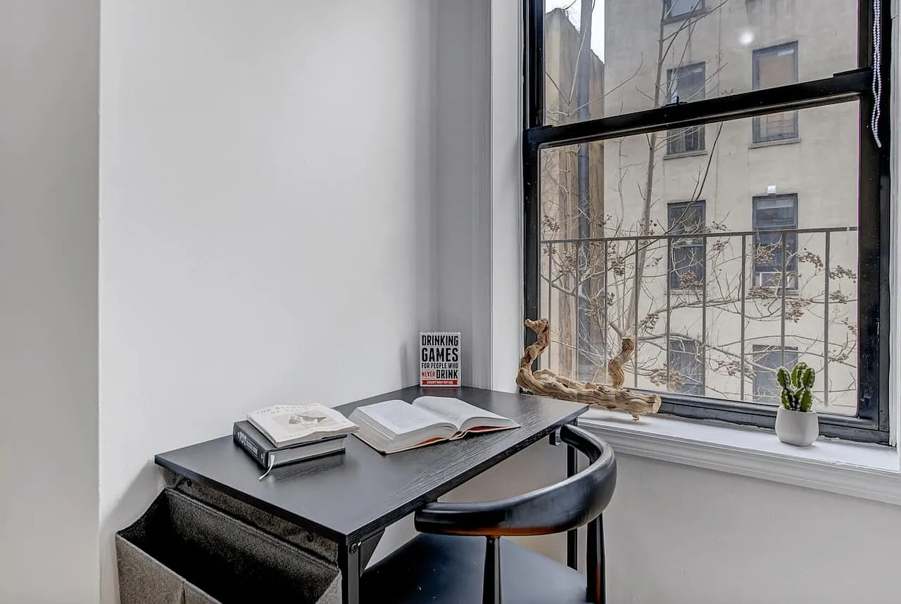 Contemporary ROOM at The Lexington House — Photo 3