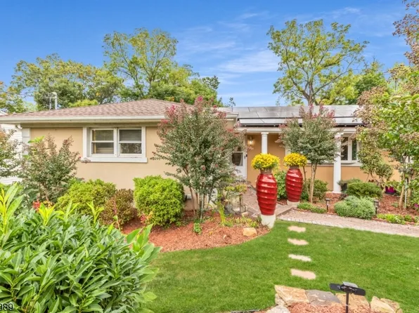28 Deerfield Dr, Florham Park Boro, NJ 07932