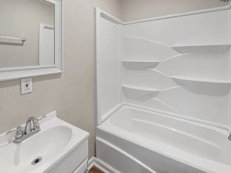 132 Jenks St — Photo 17