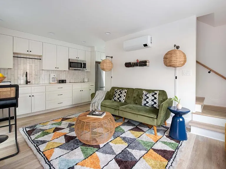 542 Boulevard Pl NE #C — Photo 1