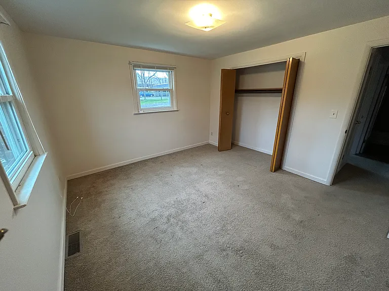 1366 Robinhood Ln — Photo 6