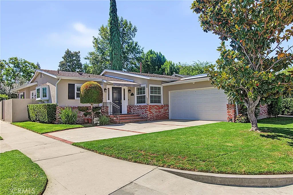 3 bed, 2202 sqft, $5,850 — Photo 1